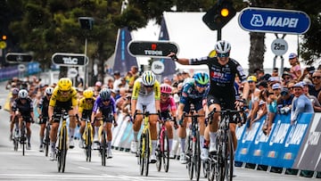 New Zealand sprinter Ally Wollaston (R) of FDJ United wins the 2026 Cadel Evans Great Ocean Women's Elite Road Race in Geelong on January 31, 2026. (Photo by CHRIS PUTNAM / AFP) / --IMAGE RESTRICTED TO EDITORIAL USE - STRICTLY NO COMMERCIAL USE--