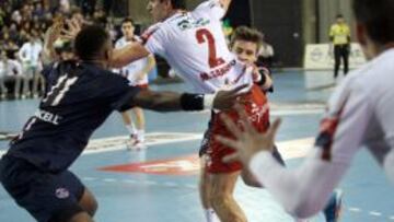 Miguel Sánchez Migallón, del Naturhouse, intenta superar la defensa del PSG.