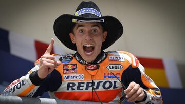 Marc Márquez celebra su victoria en el podio de Austin.
