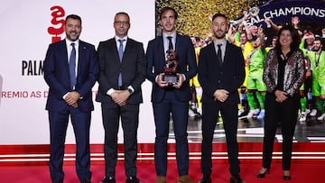 José Tirado, Antonio Vadillo, Carlos Barrón y Mario Rivillos, del Palma Futsal, posan junto a Victoria Montiel, consejera de AS, en los Premios AS del Deporte 2024.