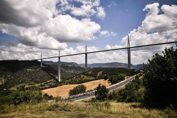 El pelotón pasa bajo el viaducto de Millau al principio del recorrido de la 15ª etapa del Tour de Francia entre Millau y Carcassonne, en el sur de Francia.