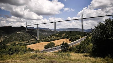 El pelotón pasa bajo el viaducto de Millau al principio del recorrido de la 15ª etapa del Tour de Francia entre Millau y Carcassonne, en el sur de Francia.