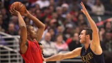 Caron Butler busca un pase ante la oposición de Danilo Gallinari durante el primer cuarto del partido celebrado en el Staples Center.