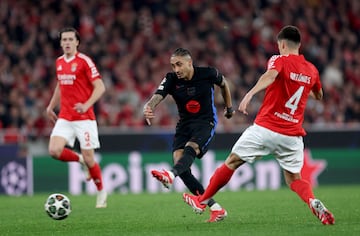 0-1. Error en el pase de Antonio Silva que se queda el delantero brasile?o, El dorsal 11 del Barcelona, desde la frontal del rea, lanza un tiro raso al palo izquierdo de Anatolli Trubin y anotar el primer tanto.