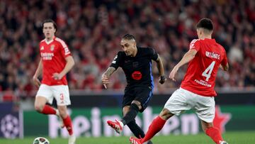 0-1. Error en el pase de Antonio Silva que se queda el delantero brasileño, El dorsal 11 del Barcelona, desde la frontal del área, lanza un tiro raso al palo izquierdo de Anatolli Trubin y anotar el primer tanto.