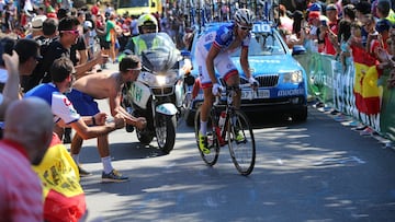 Alexandre Geniez sube las duras rampas del Mirador de Ézaro en La Vuelta 2016.