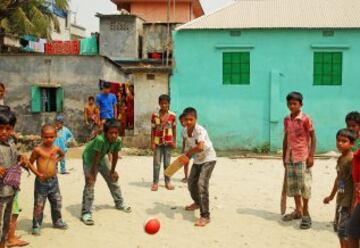 Los niños juegan al criquet en los suburbios de Dhaka durante la ICC World Twenty20 Bangladesh 2014