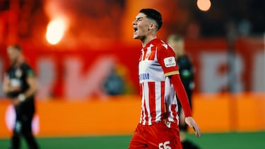 Joven y prometedor futbolista serbio, considerado una de las mayores joyas del fútbol europeo. Nacido el 5 de junio de 2007, se desempeña principalmente como mediocampista ofensivo y ha llamado la atención por su habilidad, visión de juego y capacidad para regatear.

