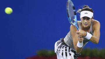 Garbi&ntilde;e Muguruza devuelve una bola ante Shuai Peng en el Dongfeng Motor Wuhan Open.