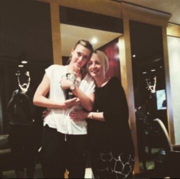 Yelena Sharapova comparte con su mamá el Día de las madres 2015.