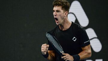 El tenista australiano Thanasi Kokkinakis celebra un punto durante su partido ante Mikael Ymer en el Adelaide International de Adelaida.
