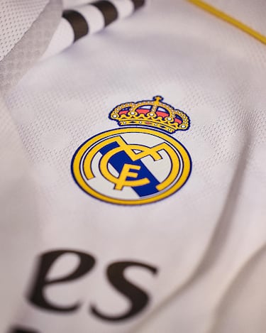 La camiseta incorpora unos ribetes amarillos, inspirados en el color del escudo, y cuenta con el cuello redondo. 