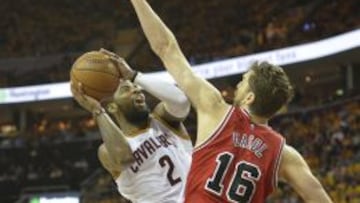 Pau Gasol defiende una acción sobre Kyrie Irving.