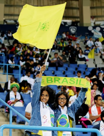 Seguidores de Brasil en el Estadio Universitario King Saud 