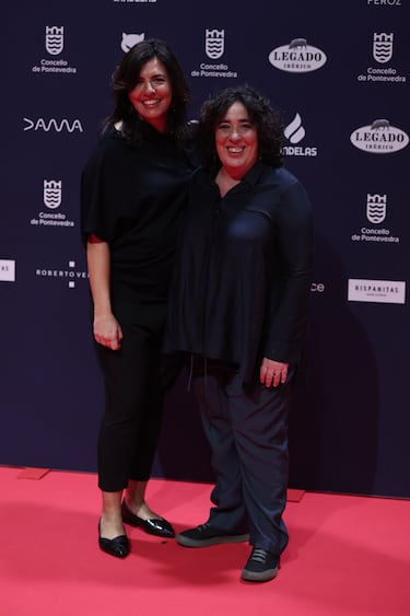 La directora Arantxa Echevarría (d) posa en la alfombra roja de los Premios Feroz 2025.