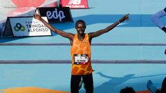 El keniano Lawrence Cherono (2h05:12) se impuso al sprint





