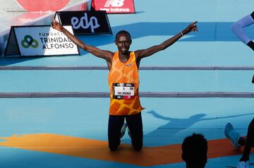El keniano Lawrence Cherono (2h05:12) se impuso al sprint





