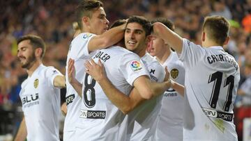 Los jugadores del Valencia celebran uno de los goles ante el Levante.