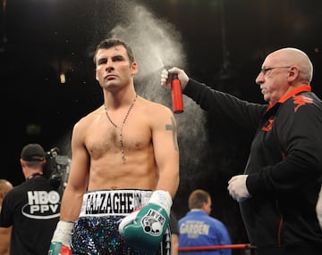 Joe Calzaghe (Inglaterra, 49 años) es el campeón más longevo que ha tenido el supermedio: fue monarca WBO durante más de diez años. Ya en la parte final de su carrera, decidió subir al semipesado y allí se cruzó, y ganó, a Bernard Hopkins y Roy Jones Jr. Sin duda son palabras mayores, por lo que el inglés decidió que era el mejor momento para poner punto final a su carrera. Lo hizo con un 46-0, 32 KO) y 36 años. 