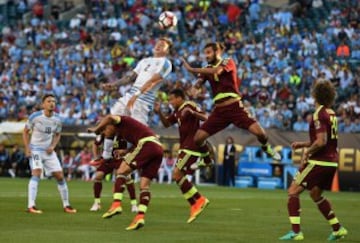 José María Giménez peina el balón ante el salto del venezolano Oswaldo Vizcarrondo.