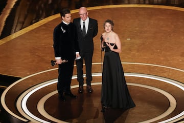 Clement Ducol, Camille y Jacques Audiard reciben el Oscar por el tema 'El Mal' de la pelcula 'Emilia Prez'.