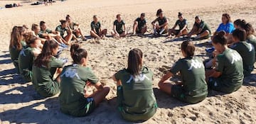 Las jugadoras del Betis durante una sesión en la playa.