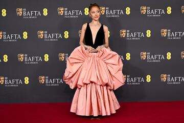 Ariana Grande posa en la alfombra roja de los premios BAFTA 2025 celebrados en el Royal Festival Hall del Southbank Centre de Londres.