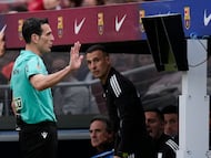 BARCELONA, 15/03/2026.- El colegiado Juan Martínez Munuera revisa el VAR durante el partido de LaLiga entre el Barcelona y el Sevilla disputado en el Camp Nou en Barcelona, este domingo. EFE/ Enric Fontcuberta