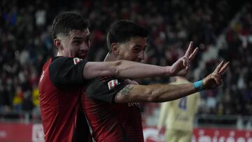Reina y Panichelli celebran el segundo tanto del duelo entre Mirandés y Racing de Ferrol.
