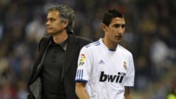 Di Mar&iacute;a se dirige al banquillo tras ser sustituido por Mourinho.