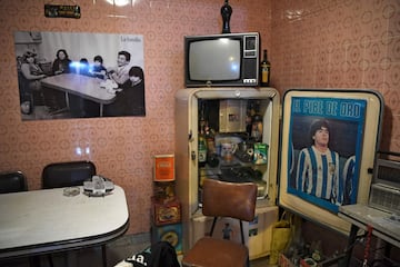 Visitamos la casa en la que vivió el astro argentino durante su etapa como futbolista del Argentinos Juniors (1978-1980) en el barrio de La Paternal en Buenos Aires. La vivienda se ha convertido en un curioso museo.
