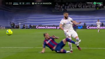 El derribo de Son a Karim Benzema en el área que no fue sancionado como penalti por Cordero Vega en el Real Madrid-Levante de la antepenúltima jornada de LaLiga Santander.