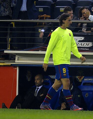 Ibrahimovic contó que, tras ser sustituido en un partido contra el Villarreal, se dirigió a Guardiola en el vestuario y le gritó: "No tienes huevos, te cagas delante de Mourinho. ¡Vete a la mierda!" Guardiola no respondió, pero la relación estaba rota y el jugador fue transferido al Inter de Milán.