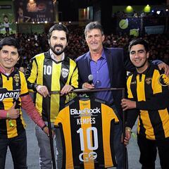 Hinchas de Fernández Vial homenajearon a Mario Kempes en Festigame
