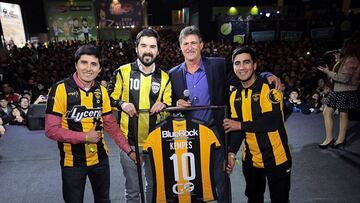 Hinchas de Fern&aacute;ndez Vial entregaron reconocimiento a Mario Kempes en Festigame.