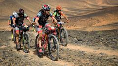 Varios competidores ruedan en bicicleta durante la disputa de la segunda etapa de la Titan Desert 2019.