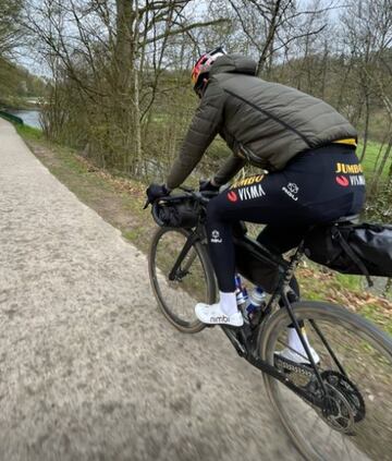 Van Aert recorre la región francesa de Champagne con su bici de gravel.