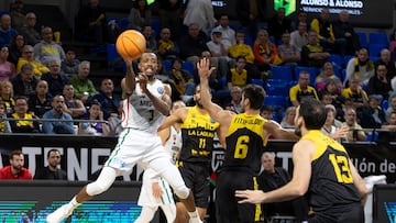 El base del Pinar Karsiyaka Errick McCollum y el jugador de La Laguna Tenerife Fitipaldo durante el partido de la quinta jornada de la Liga de Campeones.