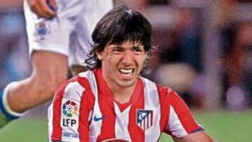 <b>MUY CASTIGADO. </b>Kun se queja de un golpe en el partido ante el Recreativo.