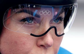 Ciclismo. Olga Zabelinskaya, de Uzbekistán, se prepara para el inicio de la contrarreloj individual mientras los anillos olímpicos se ven reflejados en sus gafas.