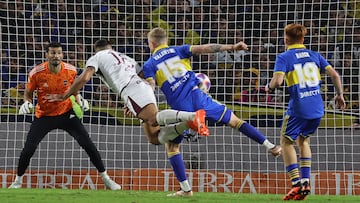 Lanus' forward Leandro Diaz (2-L) heads the ball to score during the Argentine Professional Football League Tournament 2023 match between Boca Juniors and Lanus at La Bombonera stadium in Buenos Aires, on June 10, 2023. (Photo by ALEJANDRO PAGNI / AFP)