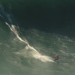 Las olas gigantes de Nazaré, a cámara lenta y con el Nessun dorma