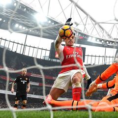 Clattenburg pide perdón por validar el gol de Alexis