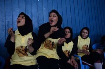 Las jugadoras de baloncesto afganas de la provincia de Herat (en amarillo) compiten con el equipo de Kabul, en un partido amistoso en el Estadio Olímpico Nacional de Kabul el 18 de septiembre de 2013.