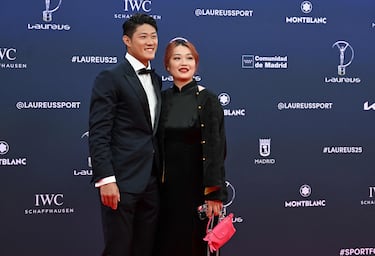 El tenista chino Zhang Zhizhen posa en la alfombra roja.