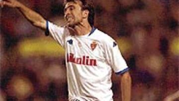 <b>LE DA VALOR</B>. El punto obtenido por el Zaragoza en Ipurúa fue positivo para Juanele y sus compañeros.