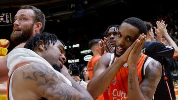 Los jugadores del Valencia Basket Jean Montero y Chris Jones celebran la victoria y el liderato de la Liga Endesa.