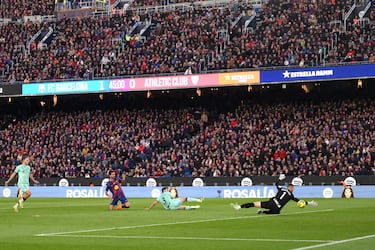 Ferran Torres marca el 2-0 al Athletic Club. 