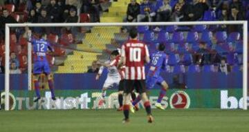 0-2. Aduriz marca el segundo gol.