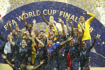 La selección francesa celebra su victoria como campeona del Mundo.